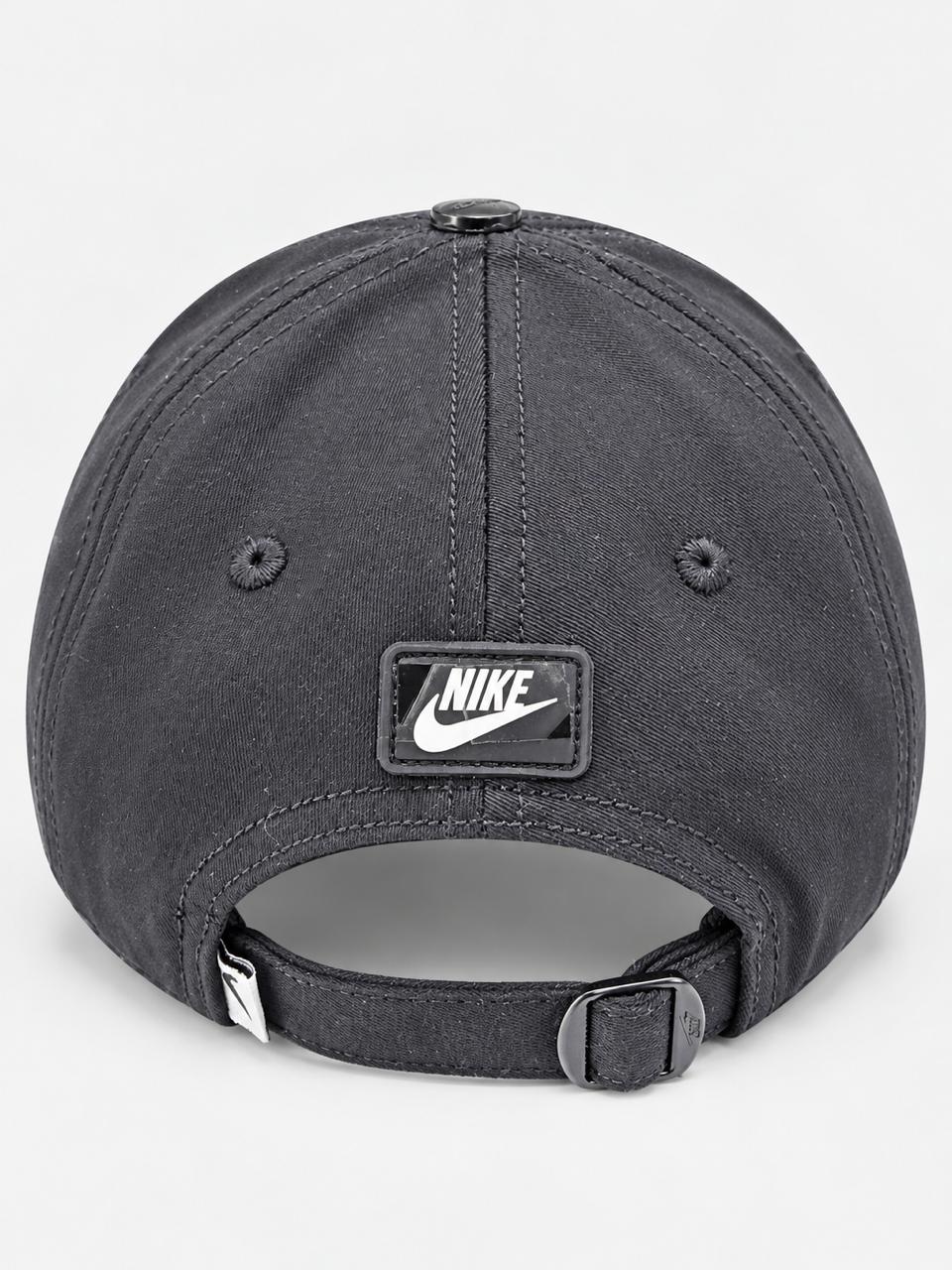 Vista trasera con parche Nike y correa ajustable