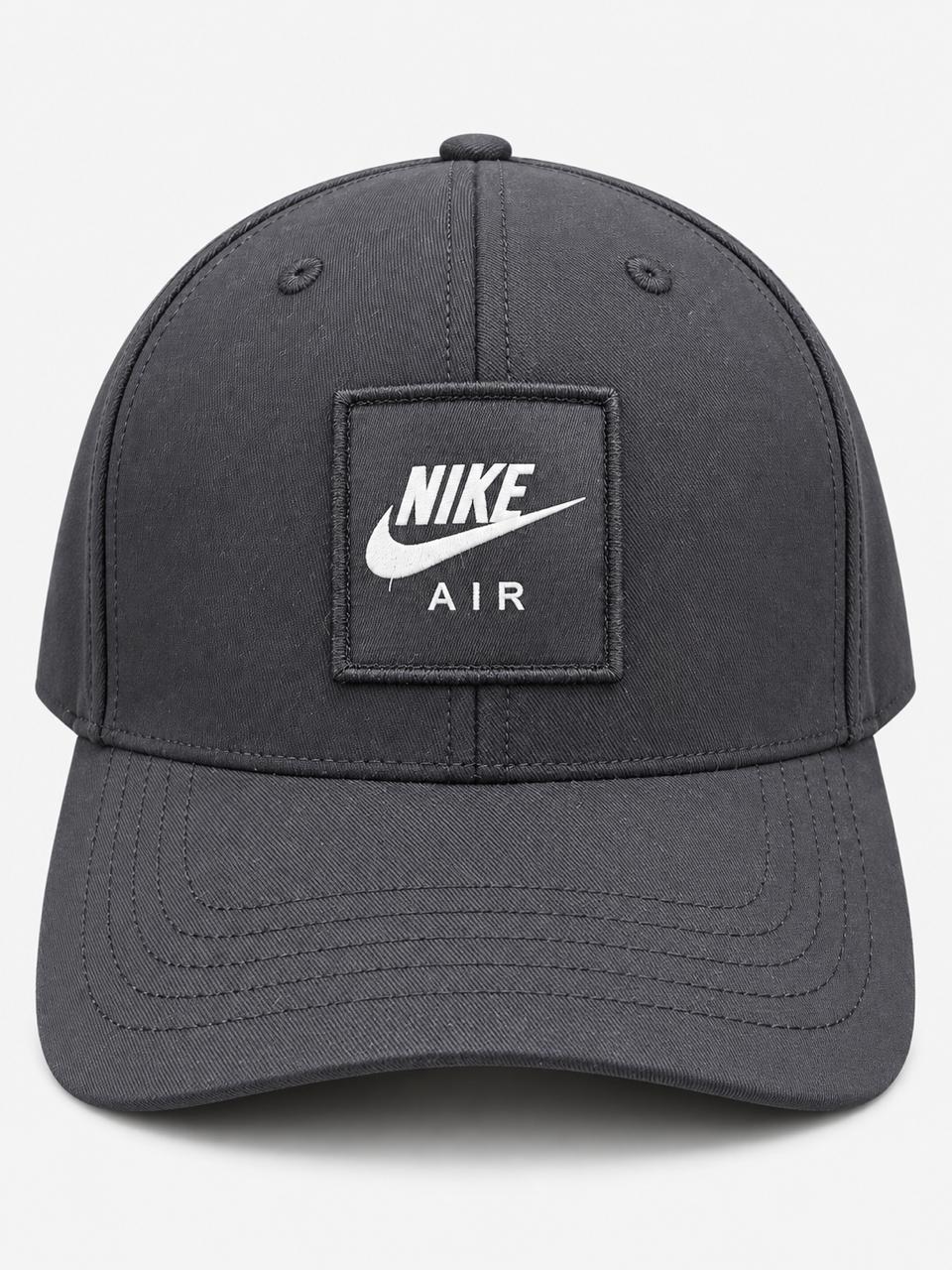 Gorra Nike Air negra con parche blanco, vista frontal