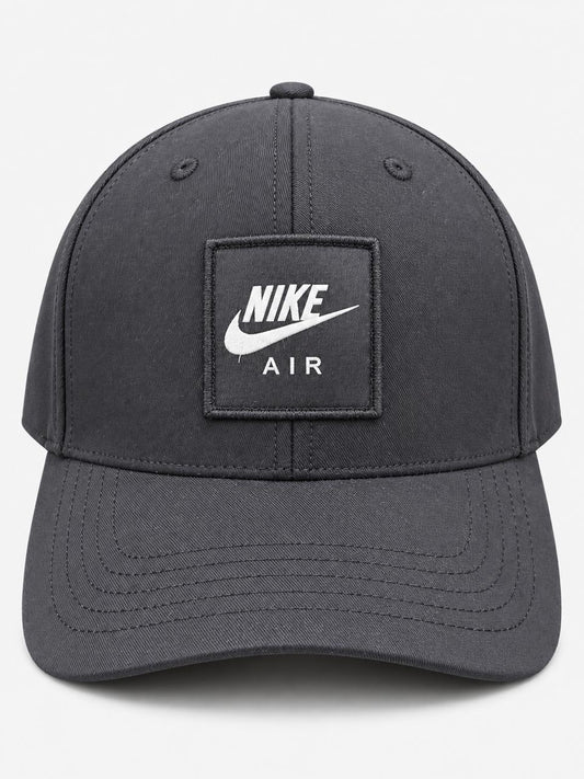 Gorra Nike Air negra con parche blanco, vista frontal