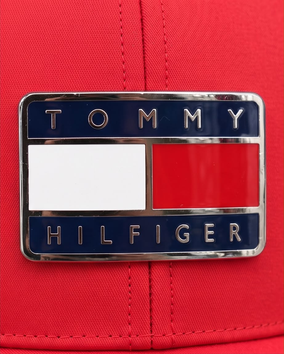 Detalle del emblema rectangular Tommy Hilfiger con borde plateado