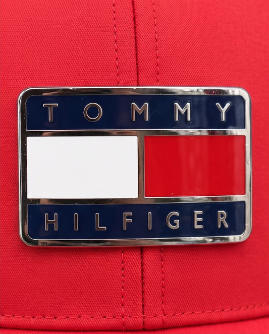 Detalle del emblema rectangular Tommy Hilfiger con borde plateado