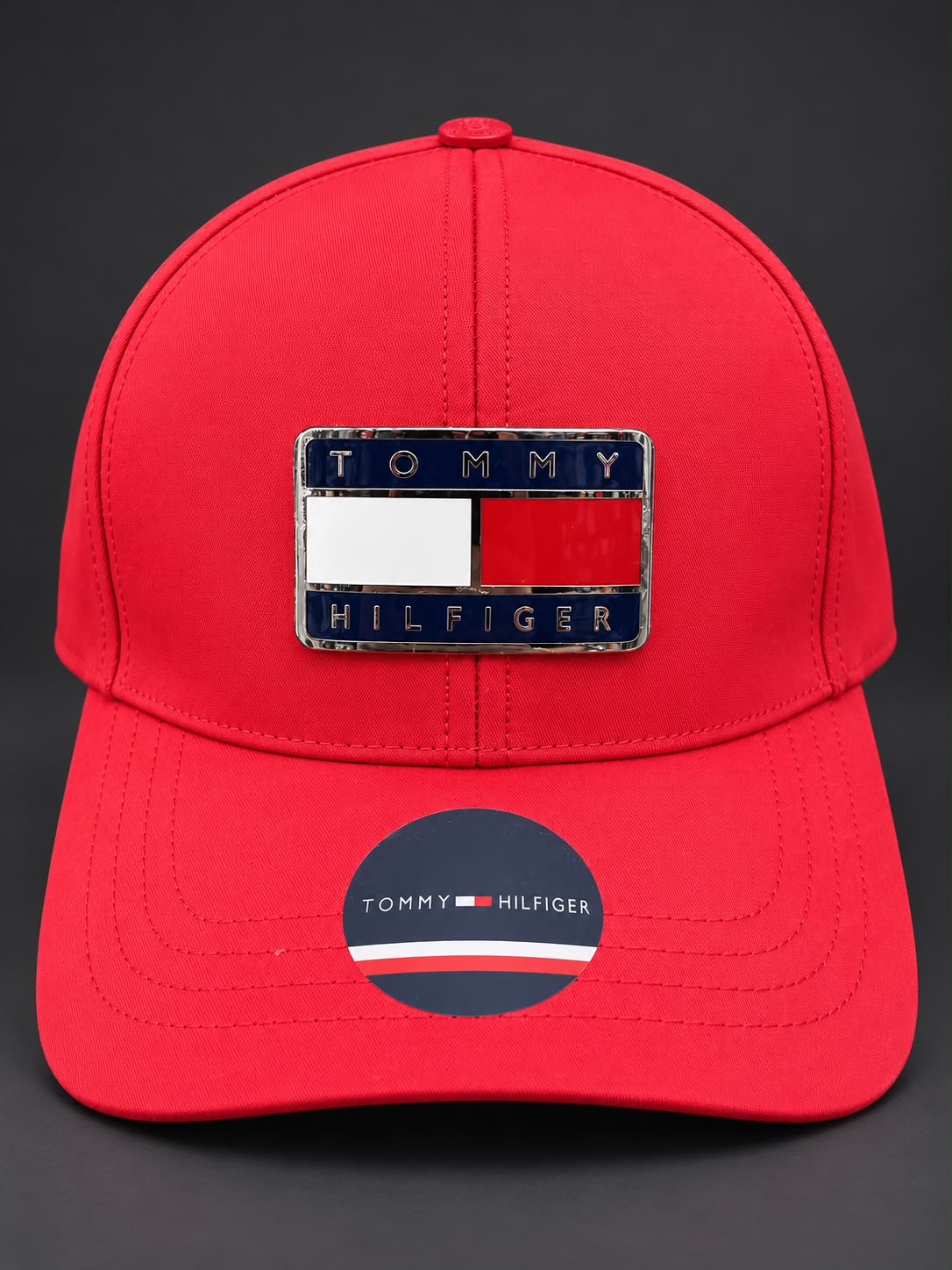 Gorra Tommy Hilfiger roja con emblema rectangular, vista frontal