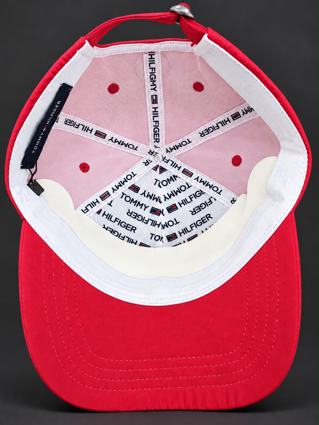 Interior de la gorra Tommy Hilfiger roja con cintas de logos