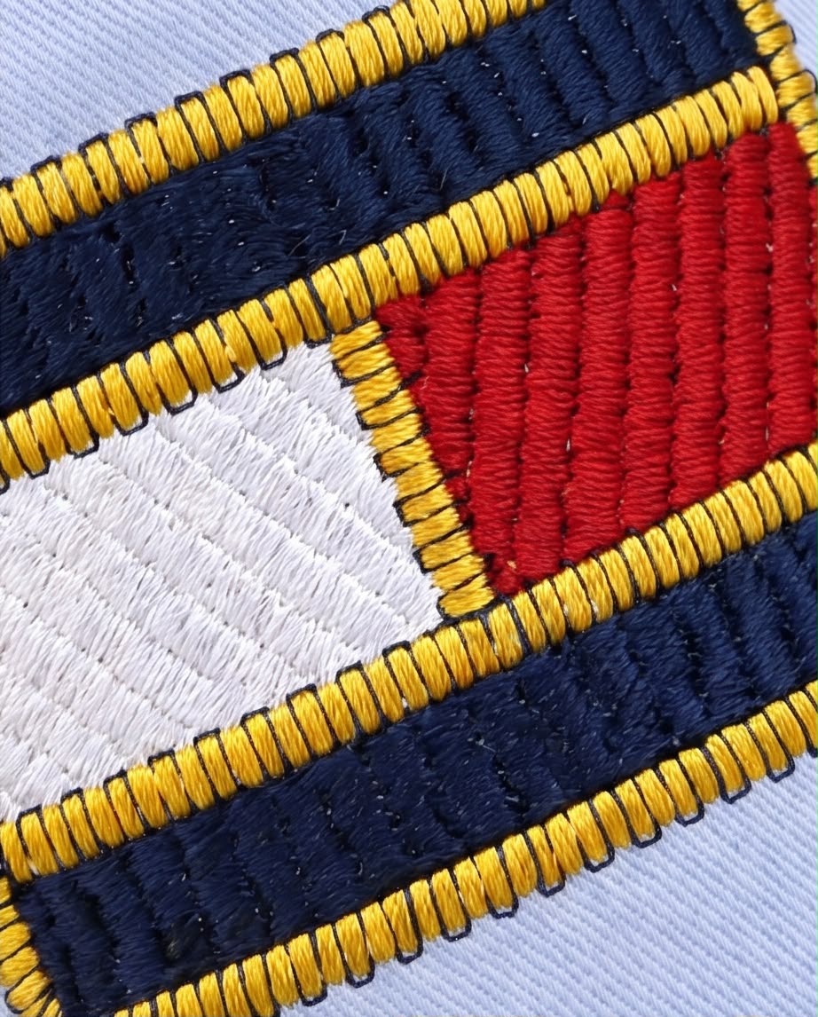 Detalle del bordado de bandera con borde amarillo