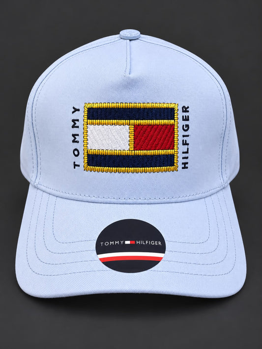 Gorra Tommy Hilfiger azul claro con bandera bordada, vista frontal