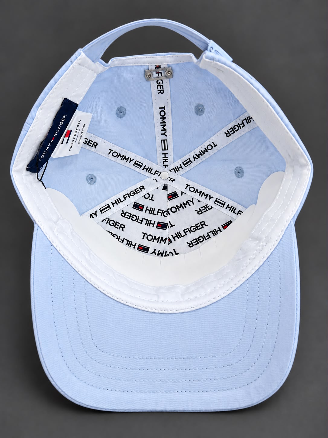 Interior de la gorra azul claro con cintas Tommy Hilfiger