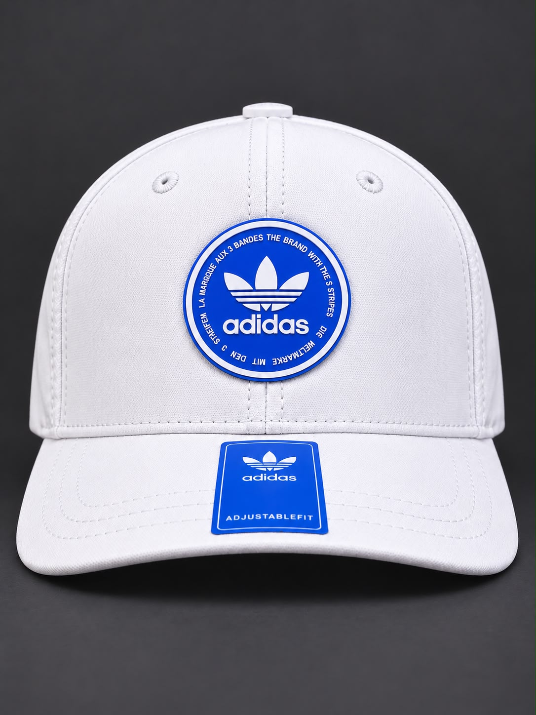 Vista lateral de la gorra blanca con tres franjas perforadas