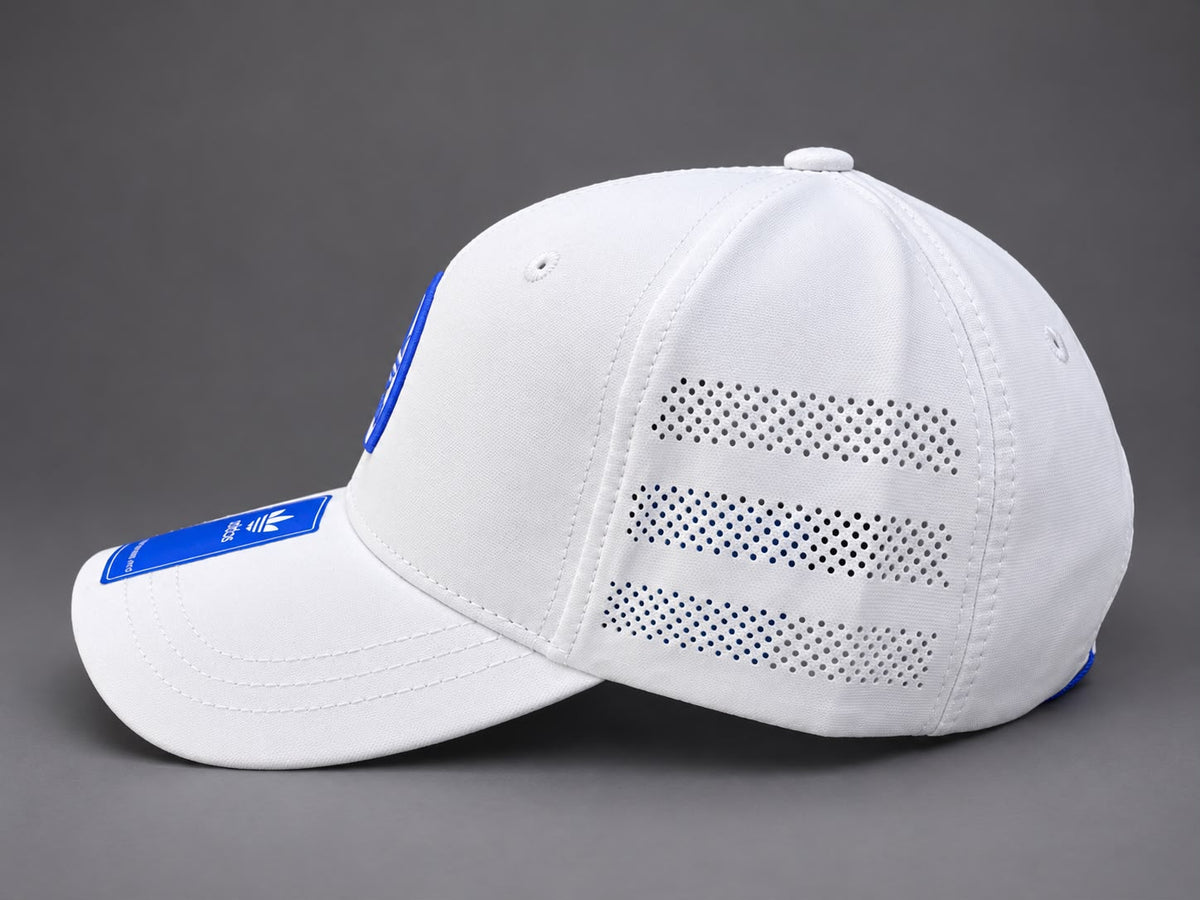 Vista trasera con bordado Adidas azul y cierre ajustable