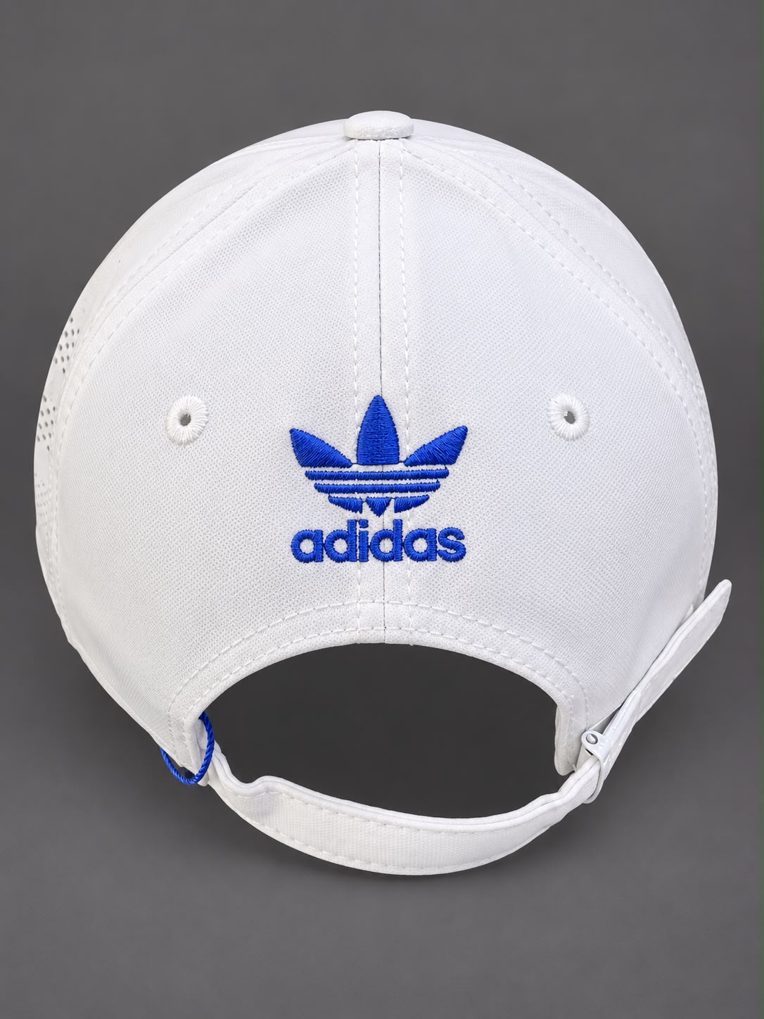 Gorra Adidas Trefoil circular blanca con parche azul, vista frontal