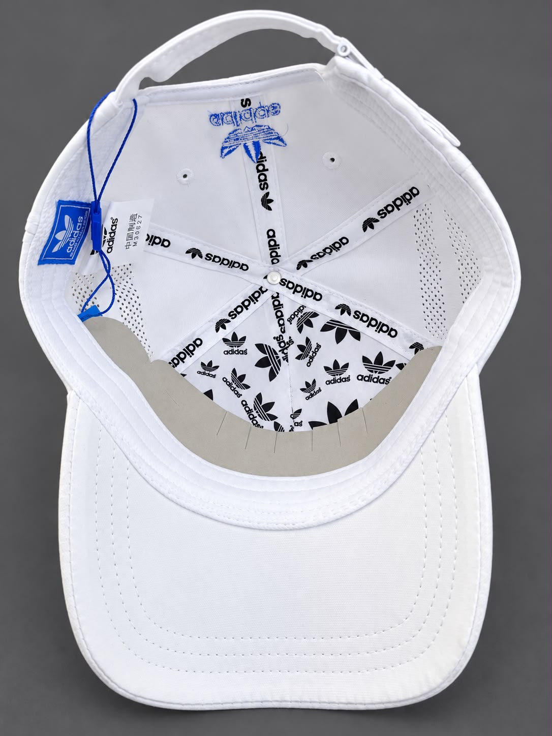 Interior blanco de la gorra Adidas con logos negros