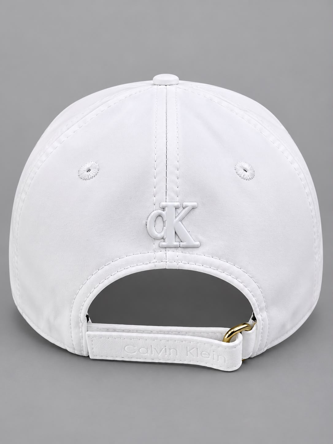 Gorra Calvin Klein blanca con franjas negras, vista frontal