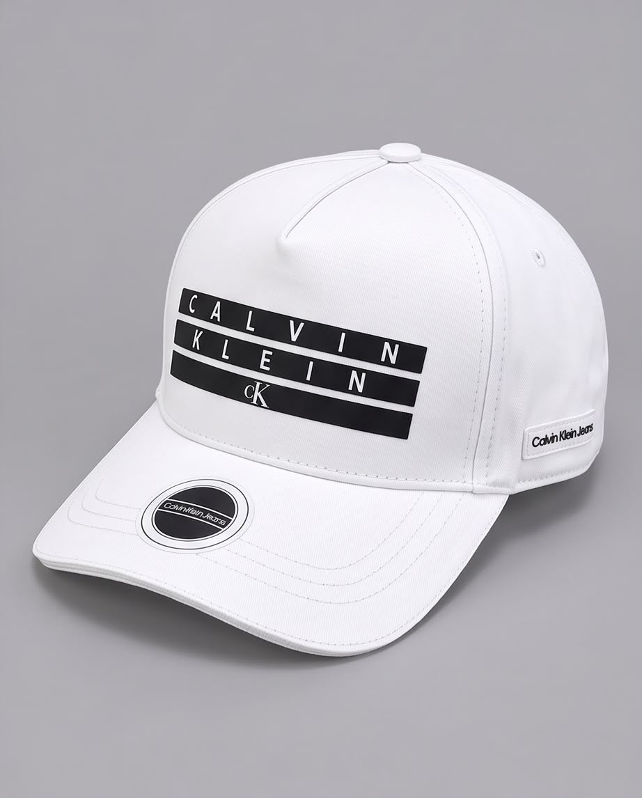 Vista diagonal de la gorra blanca con parche lateral Calvin Klein Jeans