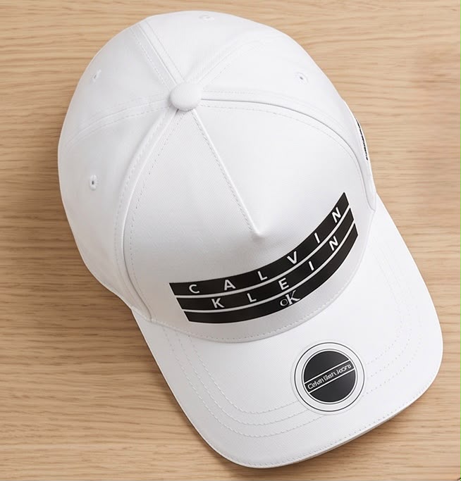 Gorra Calvin Klein blanca con franjas negras, vista superior diagonal