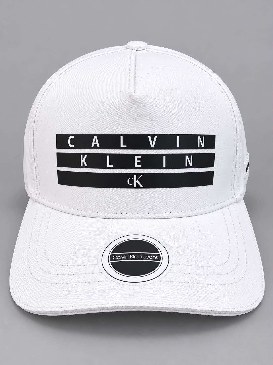 Interior blanco de la gorra Calvin Klein con logos negros