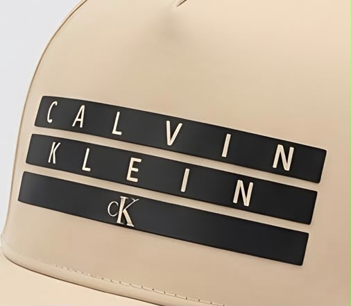 Detalle del diseño frontal Calvin Klein y monograma CK