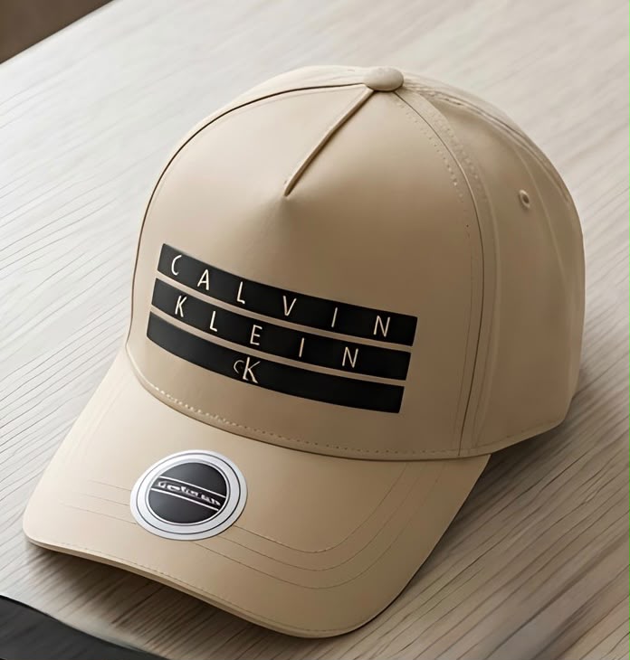 Gorra Calvin Klein beige con franjas negras, vista diagonal