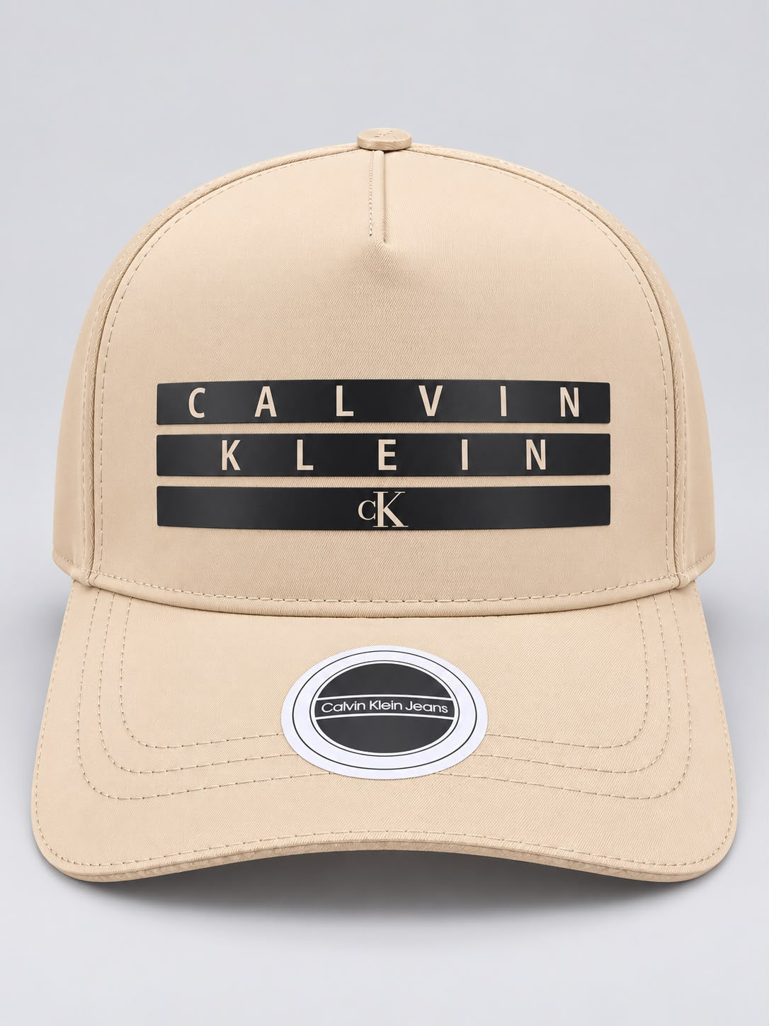 Gorra Calvin Klein beige con franjas negras, vista frontal
