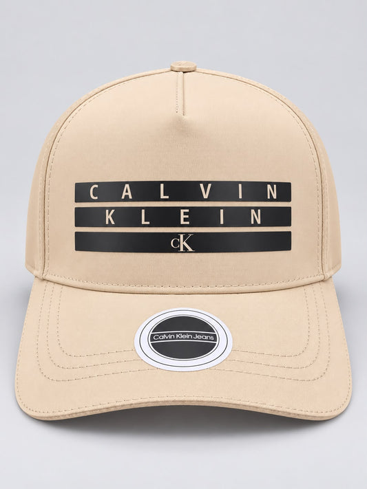 Gorra Calvin Klein beige con franjas negras, vista frontal