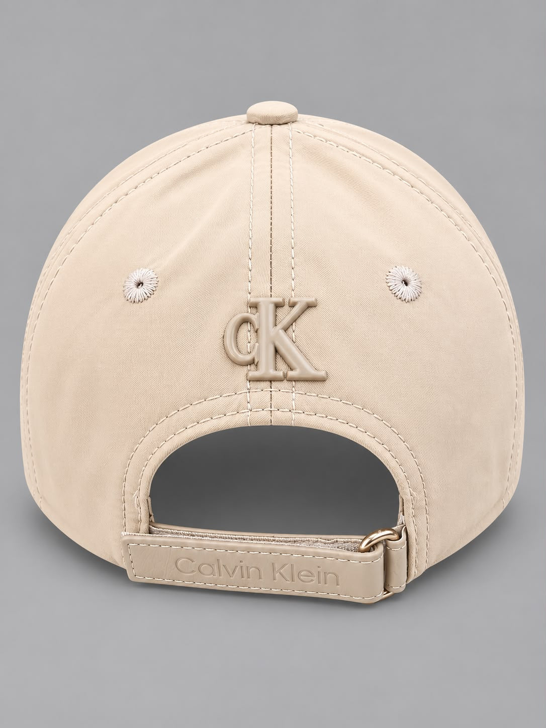 Vista trasera con monograma CK beige y correa ajustable