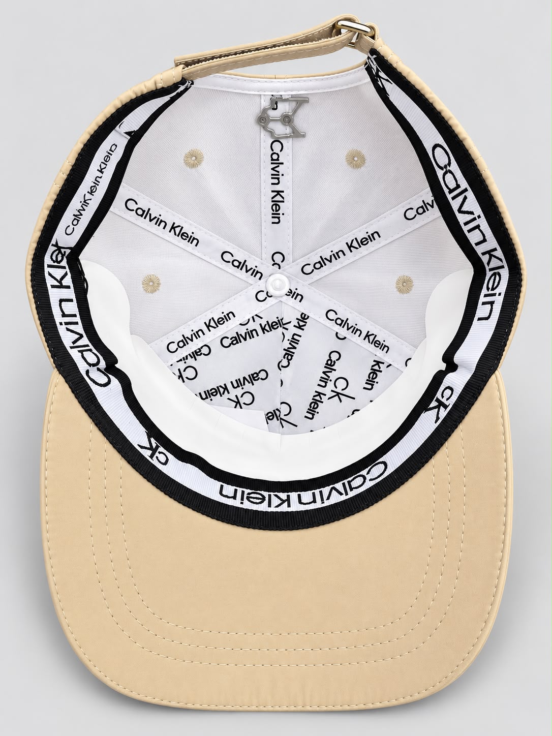 Interior blanco de la gorra Calvin Klein beige con logos negros
