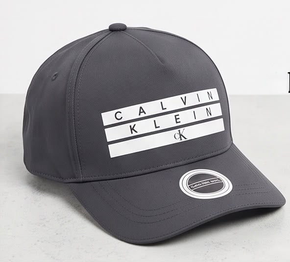 Gorra Calvin Klein con franjas blancas, vista diagonal