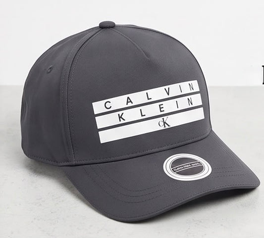 Gorra Calvin Klein con franjas blancas, vista diagonal