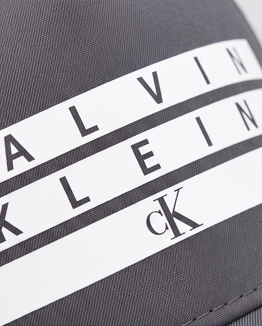 Detalle de las franjas blancas Calvin Klein y monograma CK
