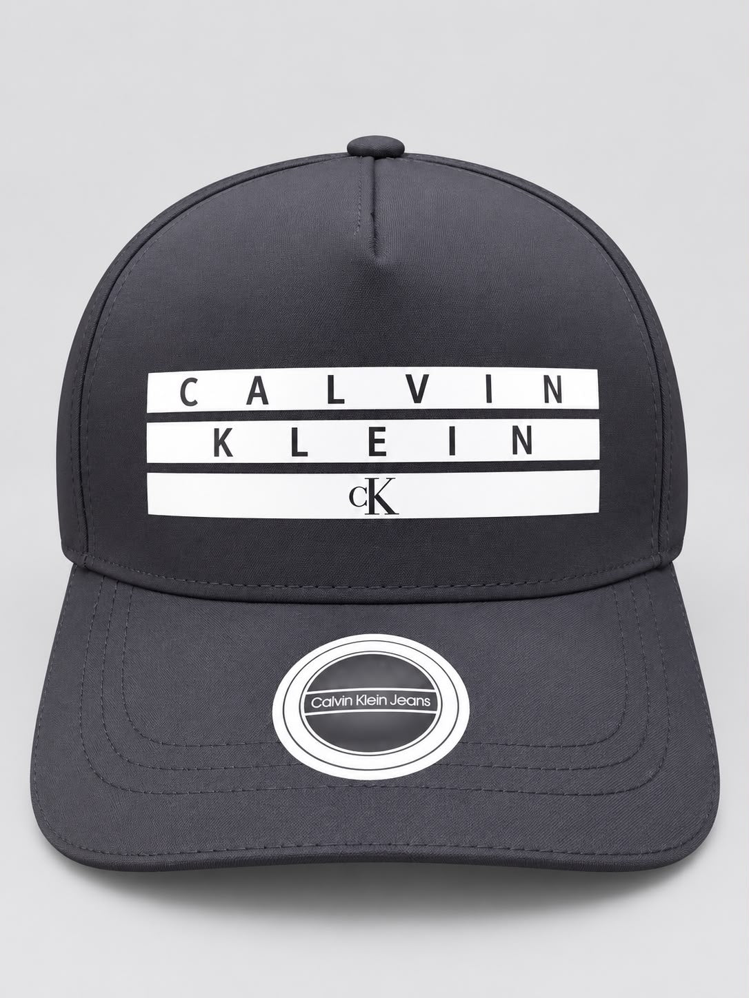 Gorra Calvin Klein gris oscuro con franjas blancas, vista frontal