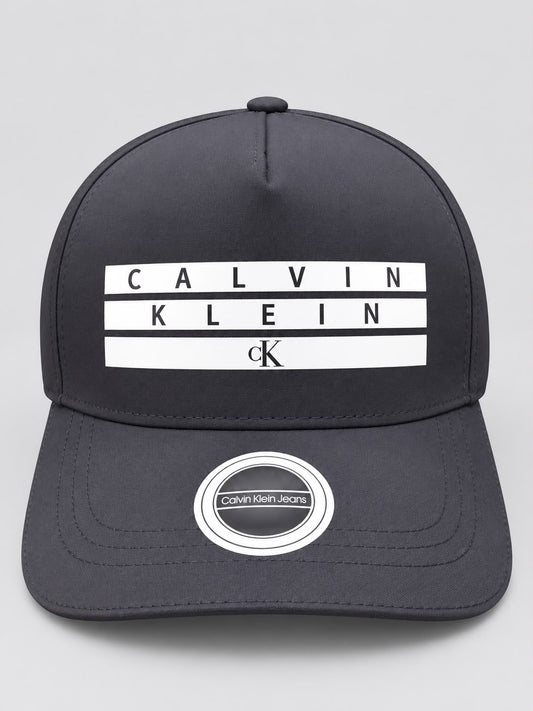 Gorra Calvin Klein gris oscuro con franjas blancas, vista frontal