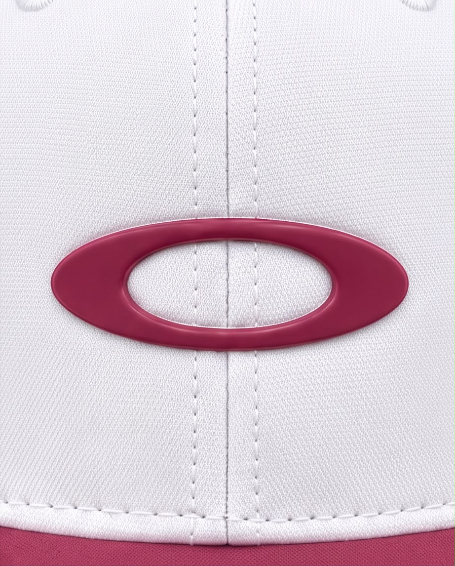 Detalle del emblema ovalado Oakley vinotinto