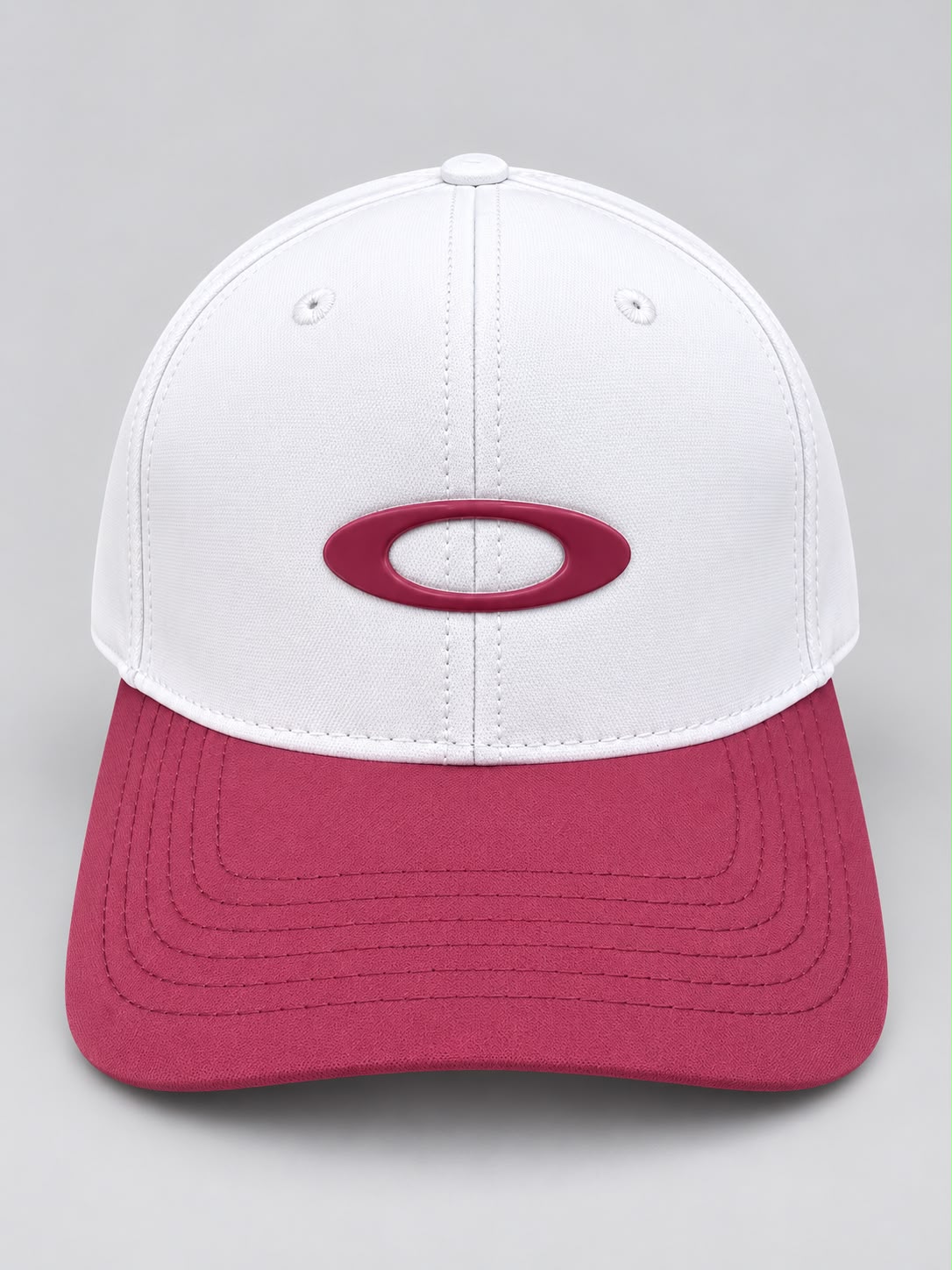 Gorra Oakley blanca con visera vinotinto, vista frontal