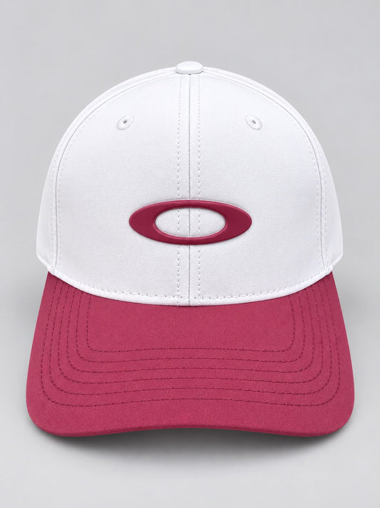 Gorra Oakley blanca con visera vinotinto, vista frontal