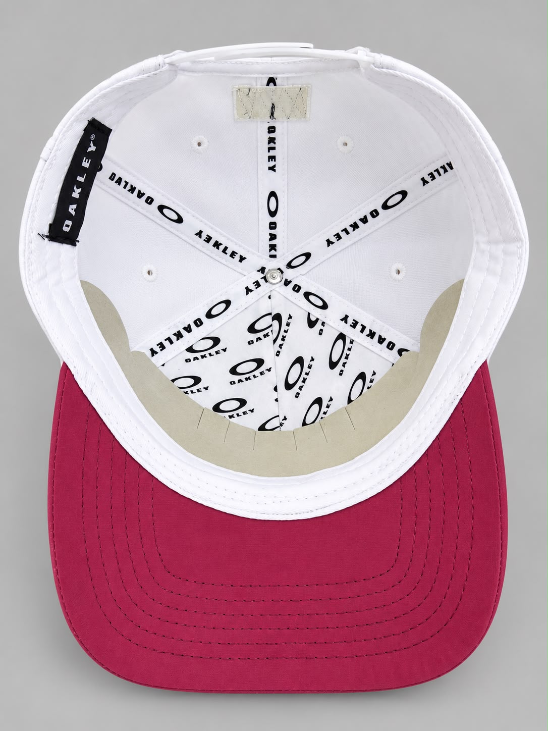Interior blanco de la gorra Oakley con logos negros y visera vinotinto