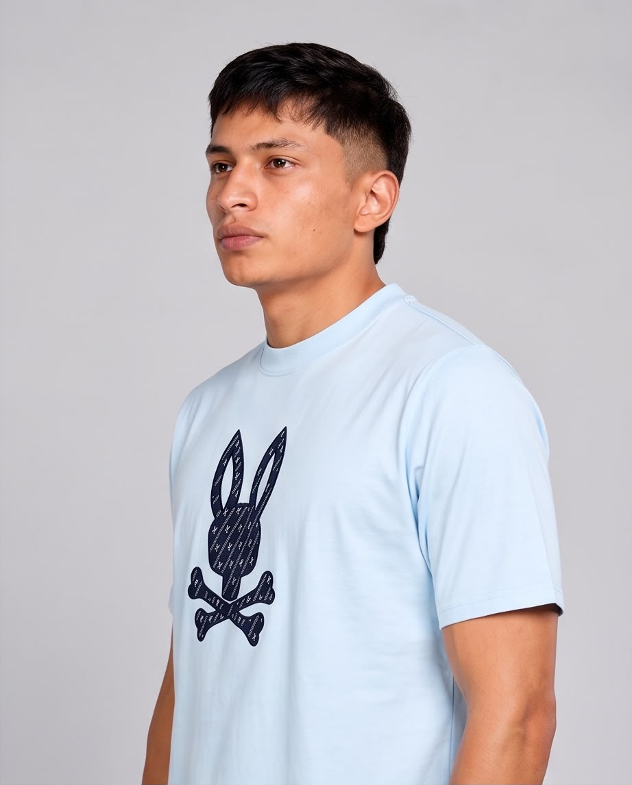 Camiseta Psycho Bunny Conejo Monograma azul claro, modelo sentado