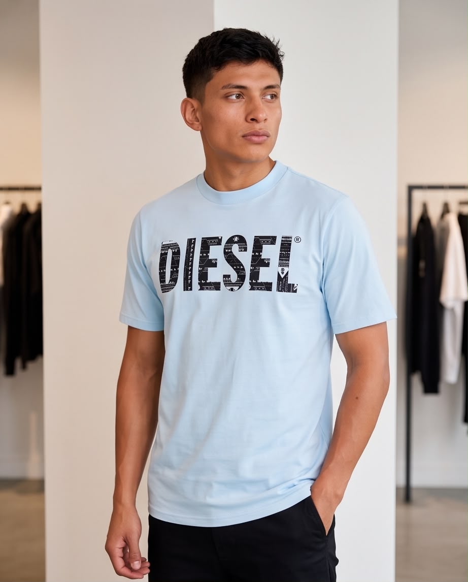Camiseta Diesel azul claro, modelo junto a ventana