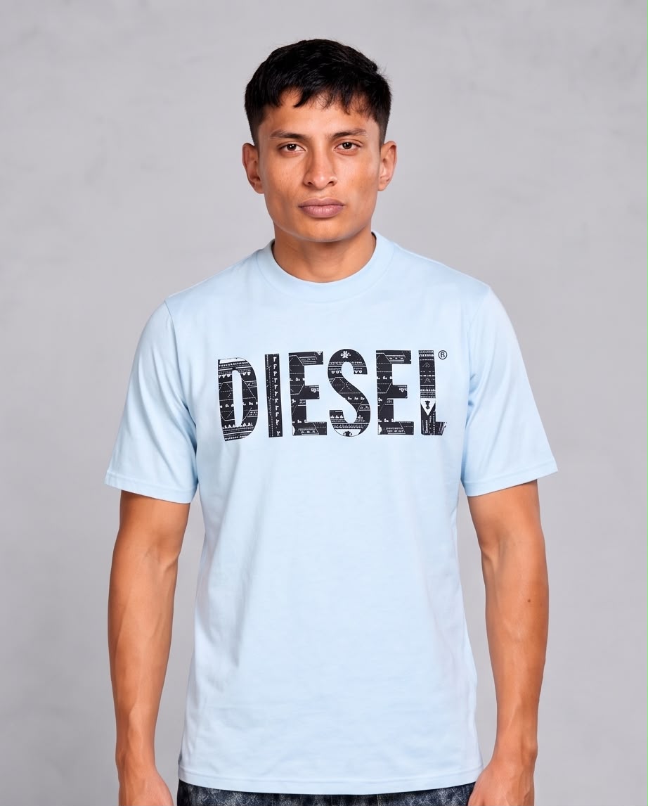 Camiseta Diesel Letras Geométricas azul claro, vista de tres cuartos