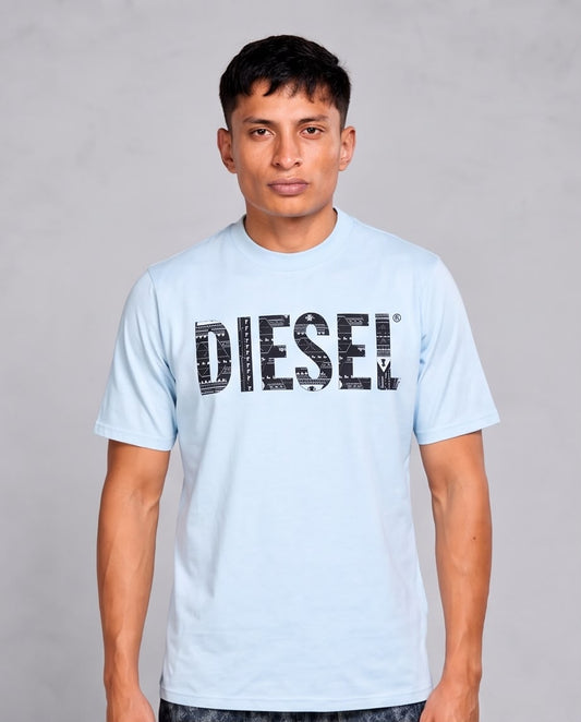 Camiseta Diesel Letras Geométricas azul claro, vista de tres cuartos