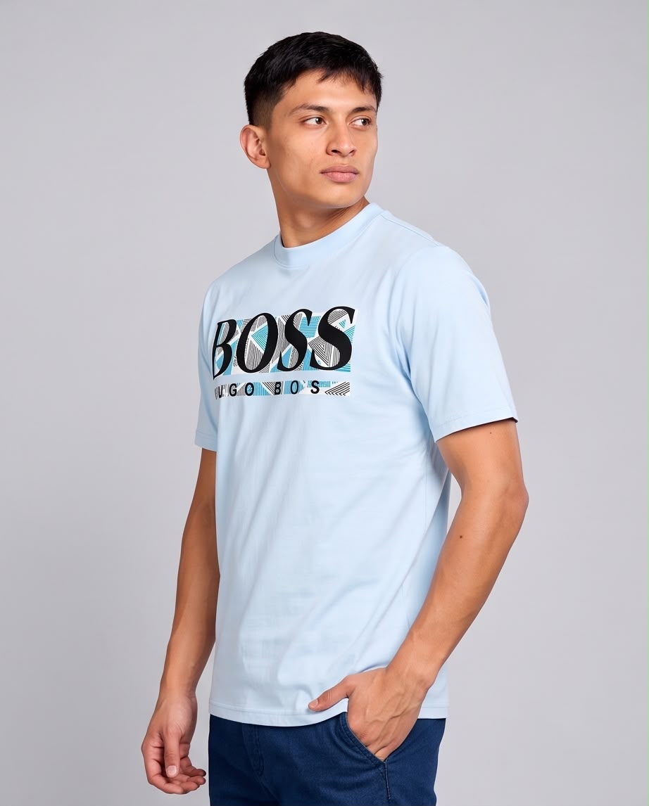 Camiseta BOSS azul claro, modelo con brazos cruzados