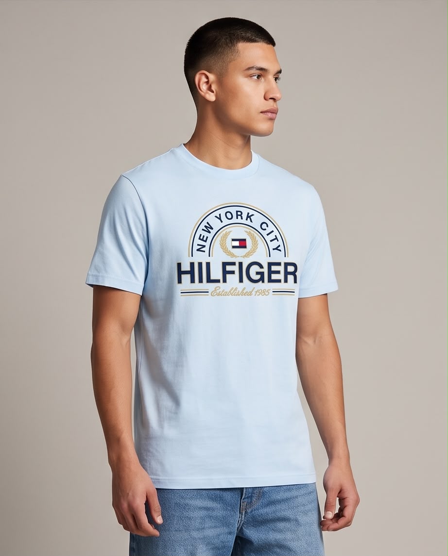 Detalle del estampado Hilfiger New York City con bandera, laureles y Established 1985