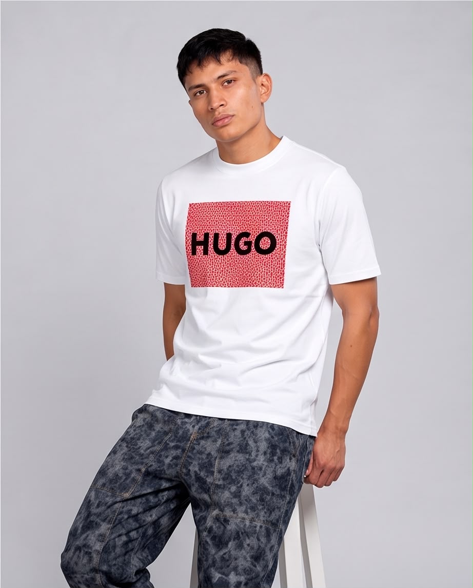 Camiseta HUGO Recuadro Rojo Monograma blanca, modelo sentado