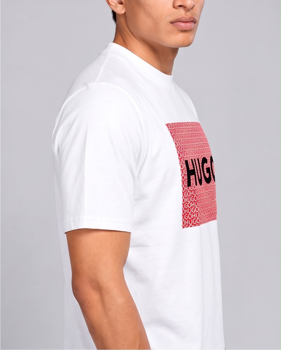 Camiseta HUGO Recuadro Rojo Monograma blanca, vista lateral