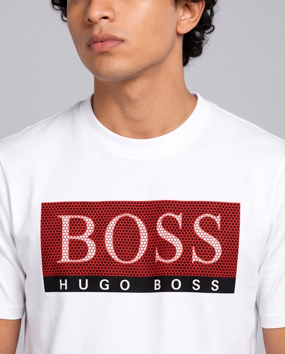 Camiseta BOSS Recuadro Rojo Panal blanca, modelo en exterior