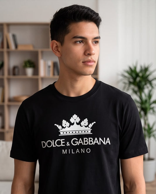 Camiseta Dolce & Gabbana Milano negra, vista de tres cuartos