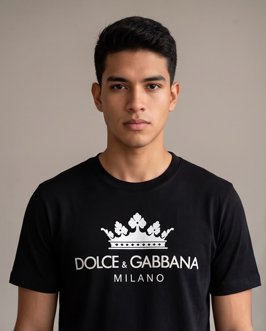 Detalle del estampado de corona blanca y letras Dolce & Gabbana Milano