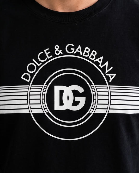 Camiseta negra con emblema DG circular y franjas blancas, vista frontal