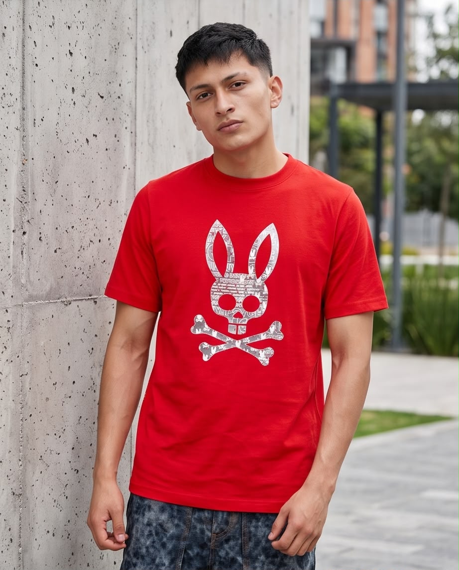Camiseta roja Psycho Bunny collage, modelo junto a pared