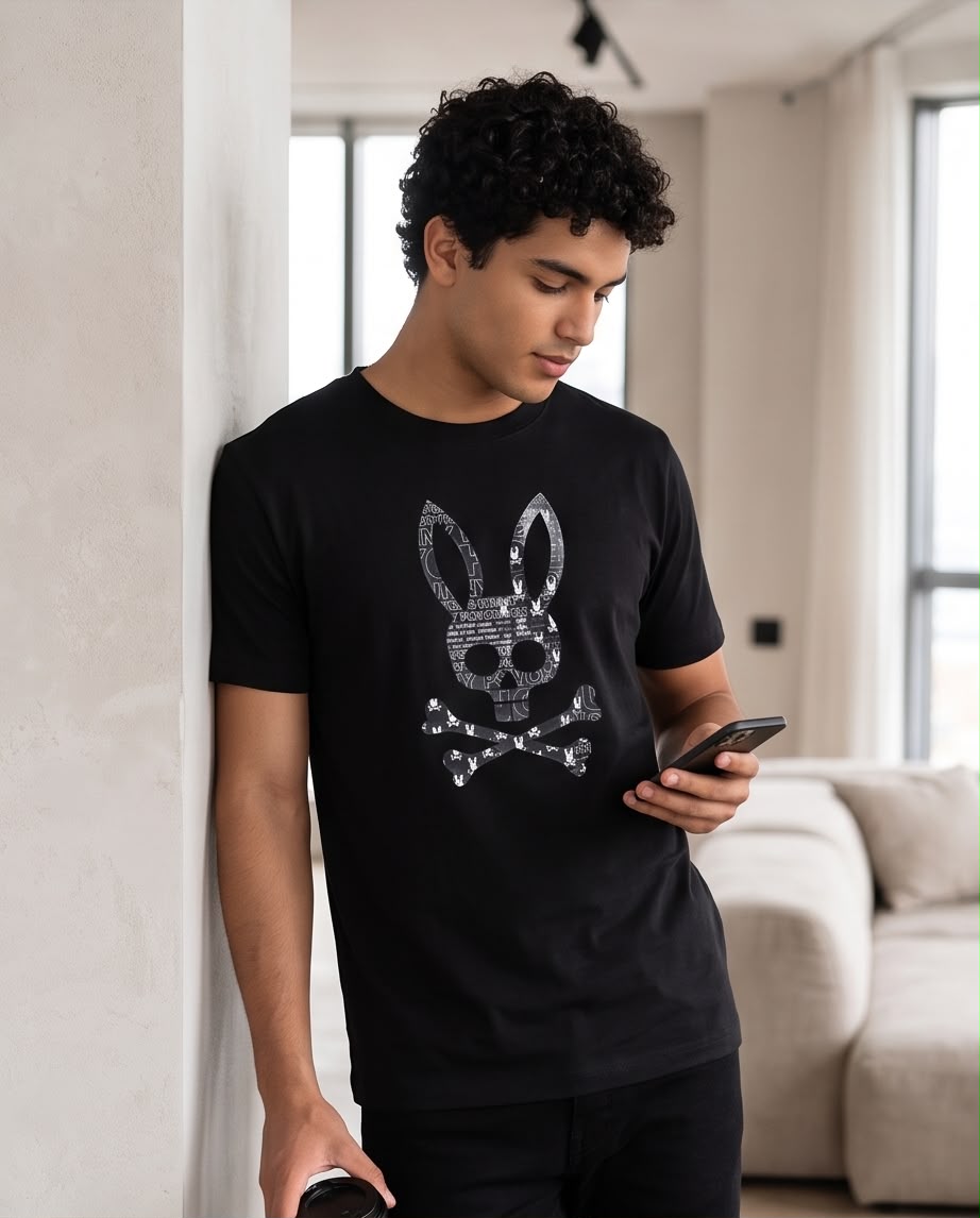 Camiseta negra con calavera collage, modelo en interior
