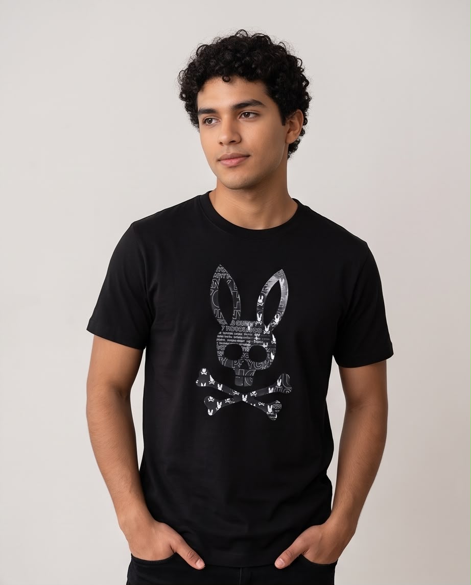 Camiseta negra Psycho Bunny collage, vista de tres cuartos