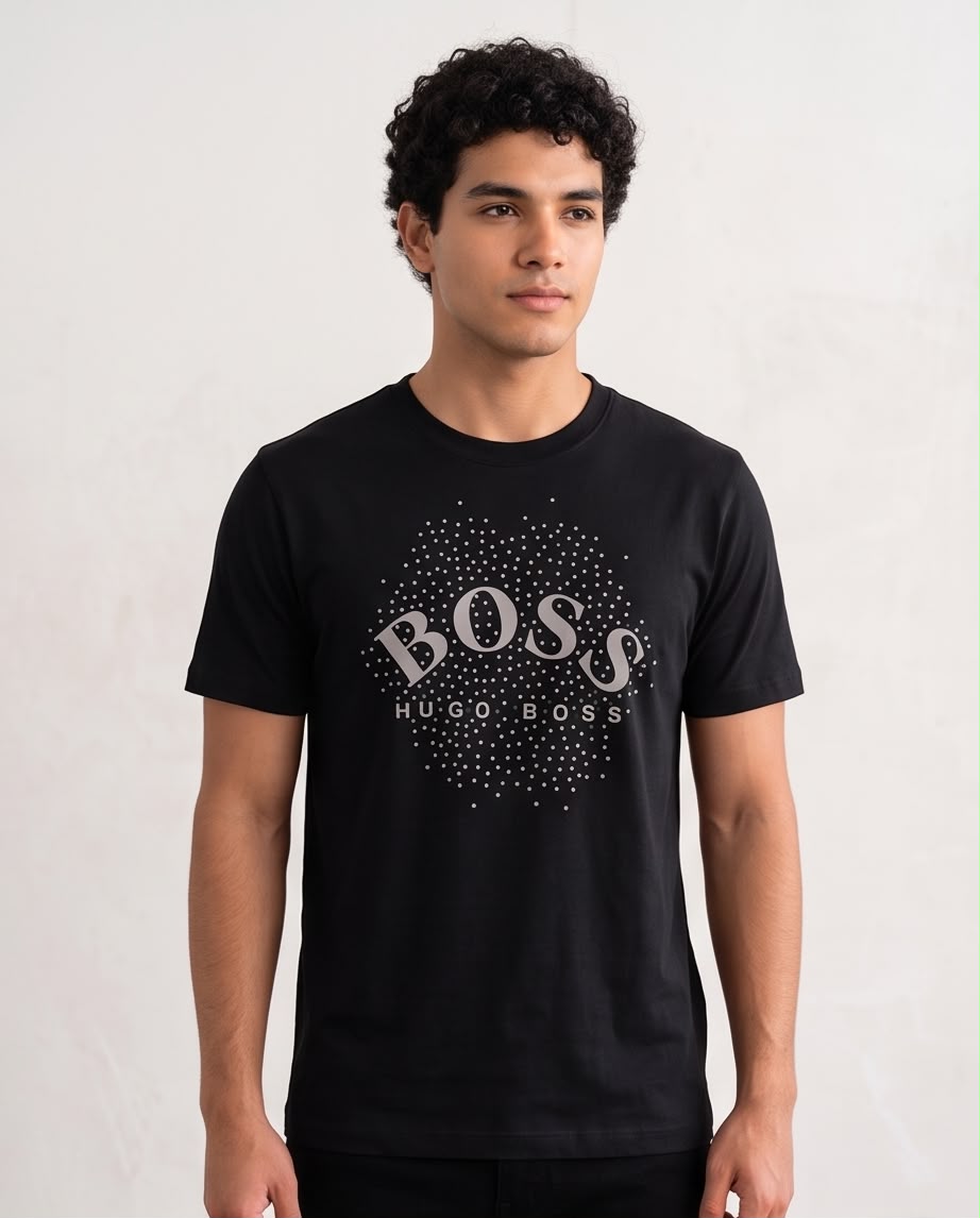Camiseta negra BOSS con letras y puntos grises, vista frontal