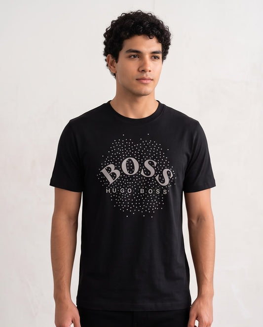 Camiseta negra BOSS con letras y puntos grises, vista frontal